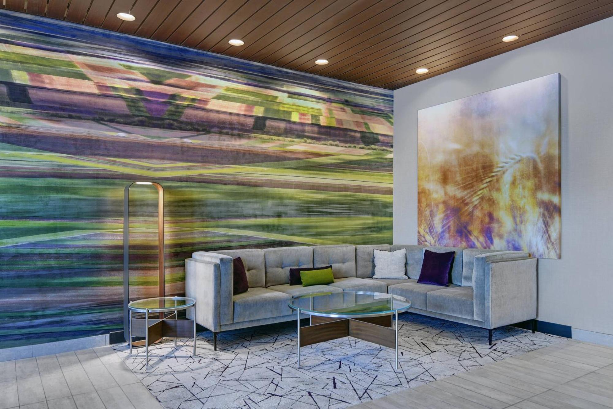 Courtyard By Marriott Manhattan Aggieville Exterior photo