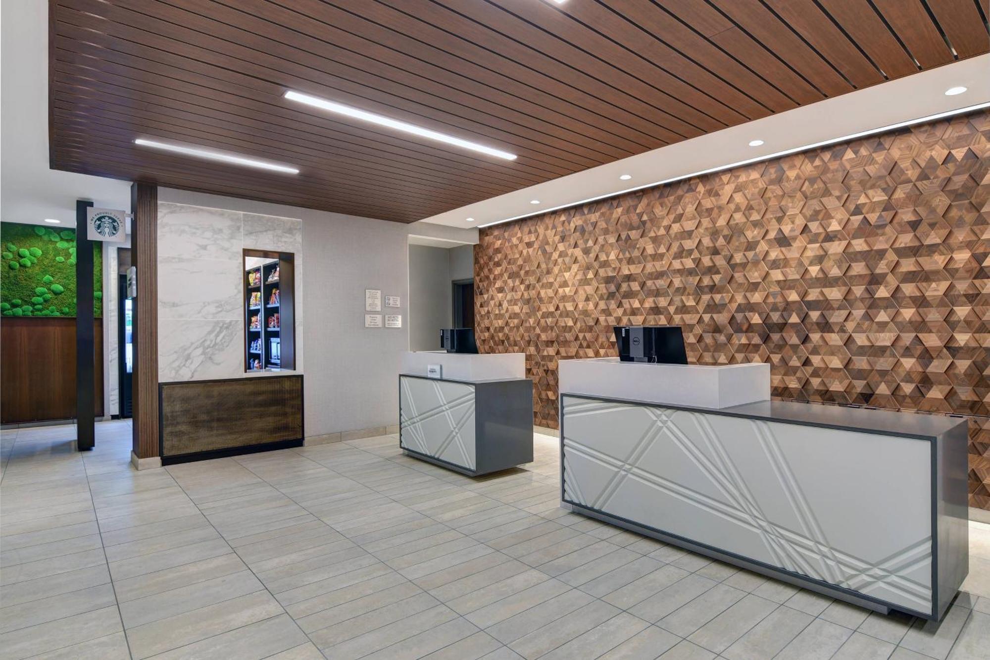 Courtyard By Marriott Manhattan Aggieville Exterior photo