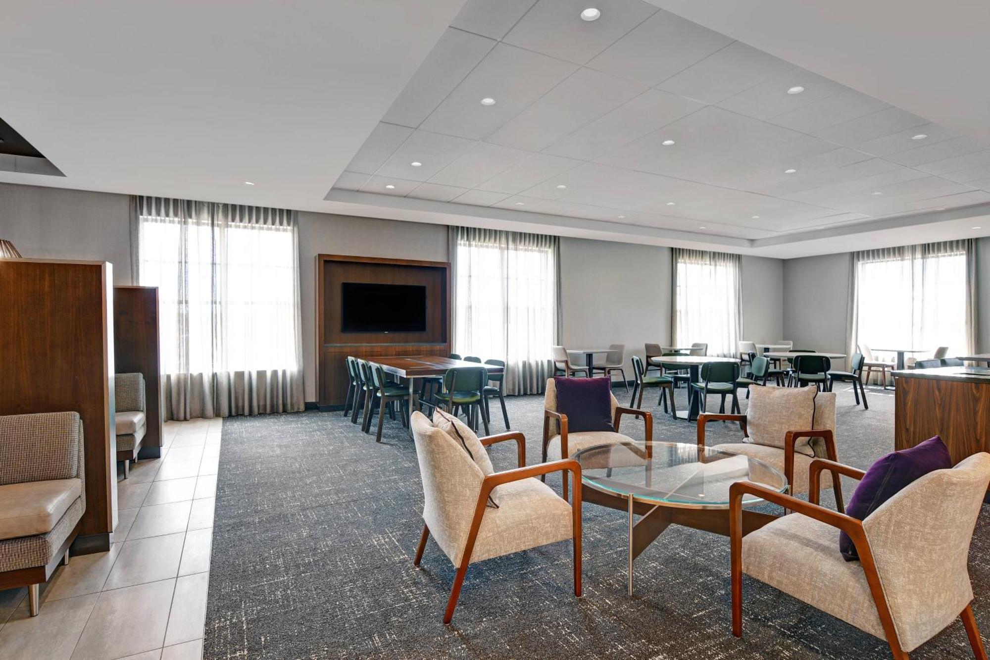 Courtyard By Marriott Manhattan Aggieville Exterior photo