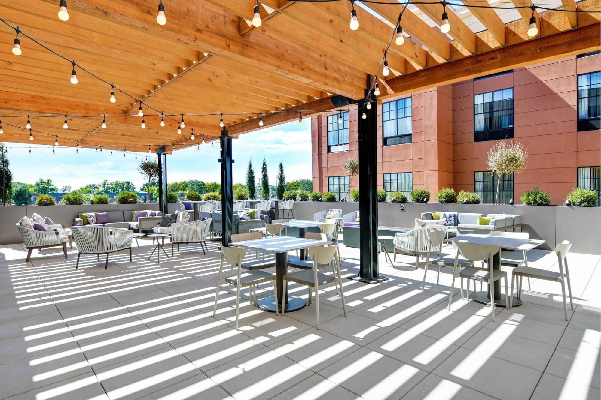 Courtyard By Marriott Manhattan Aggieville Exterior photo