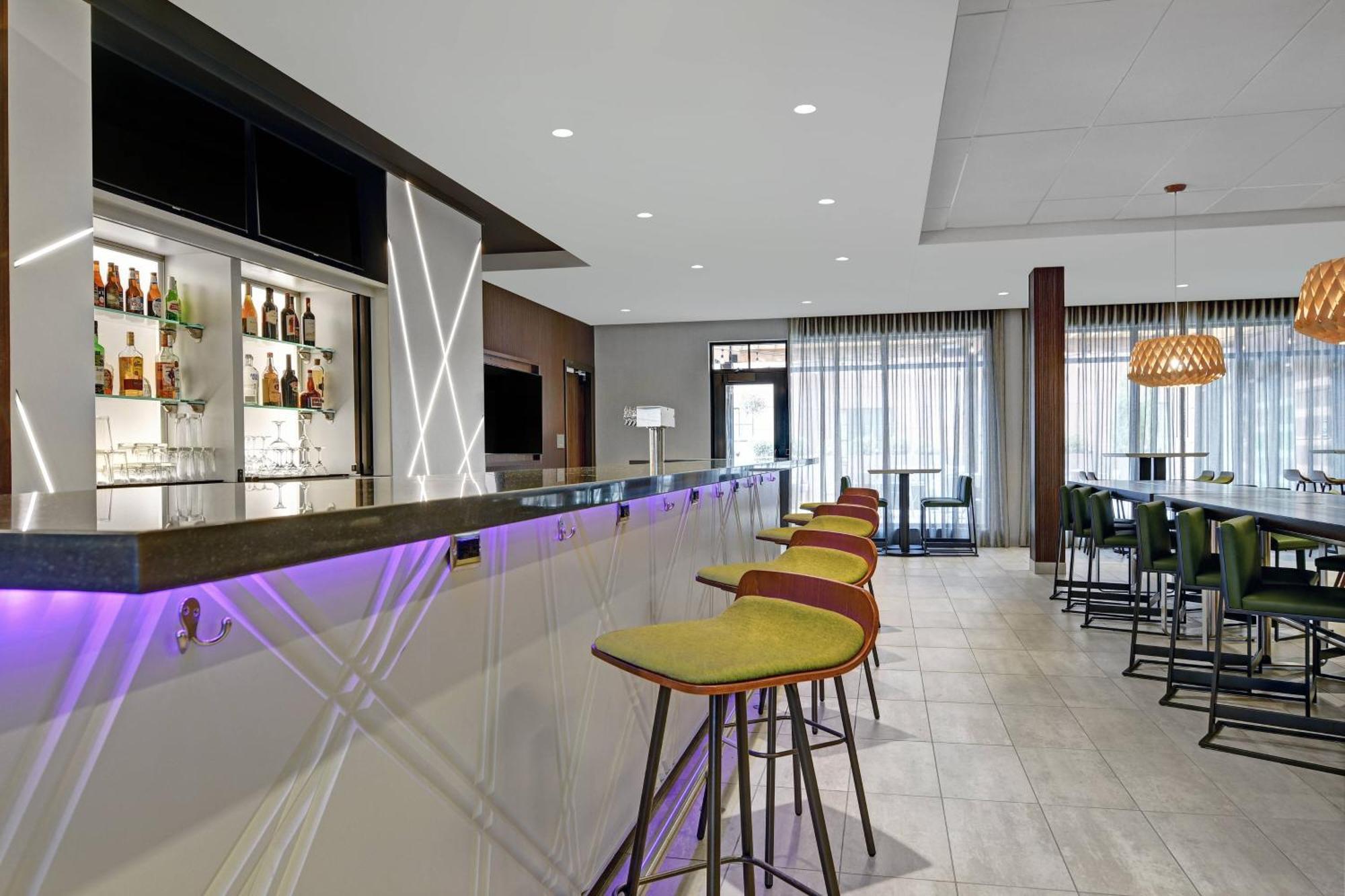 Courtyard By Marriott Manhattan Aggieville Exterior photo