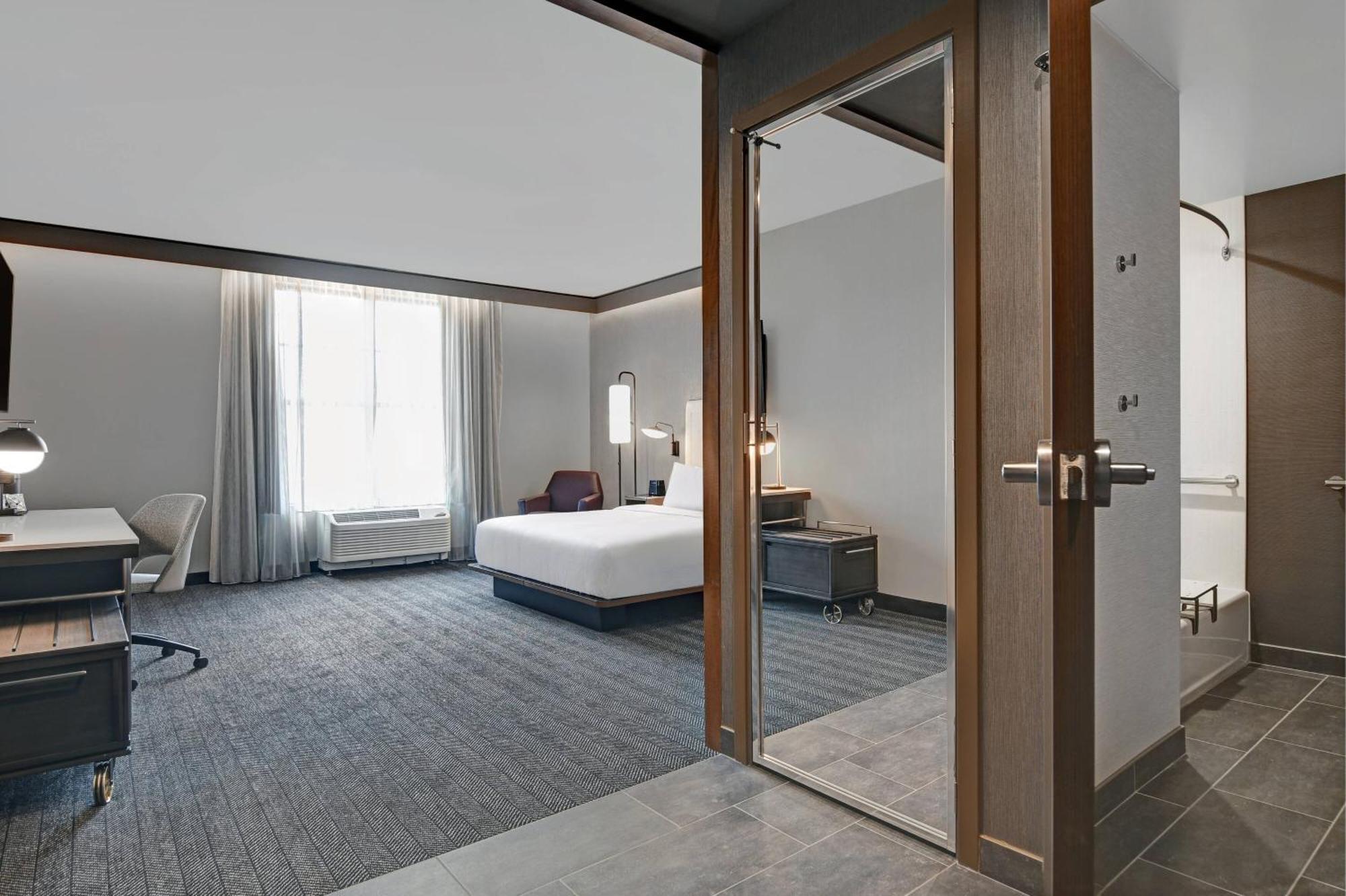 Courtyard By Marriott Manhattan Aggieville Exterior photo