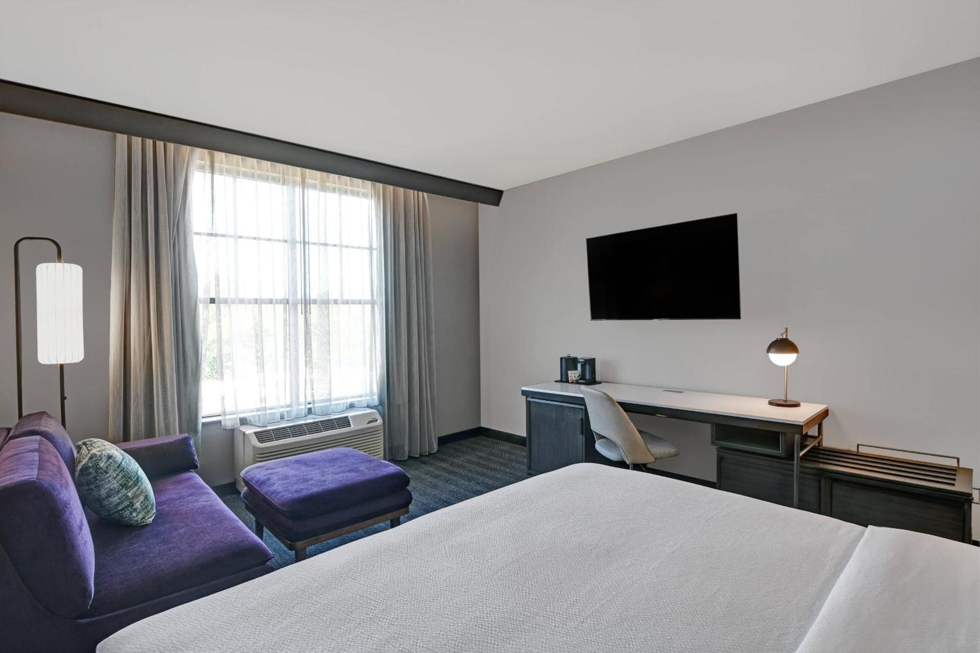 Courtyard By Marriott Manhattan Aggieville Exterior photo
