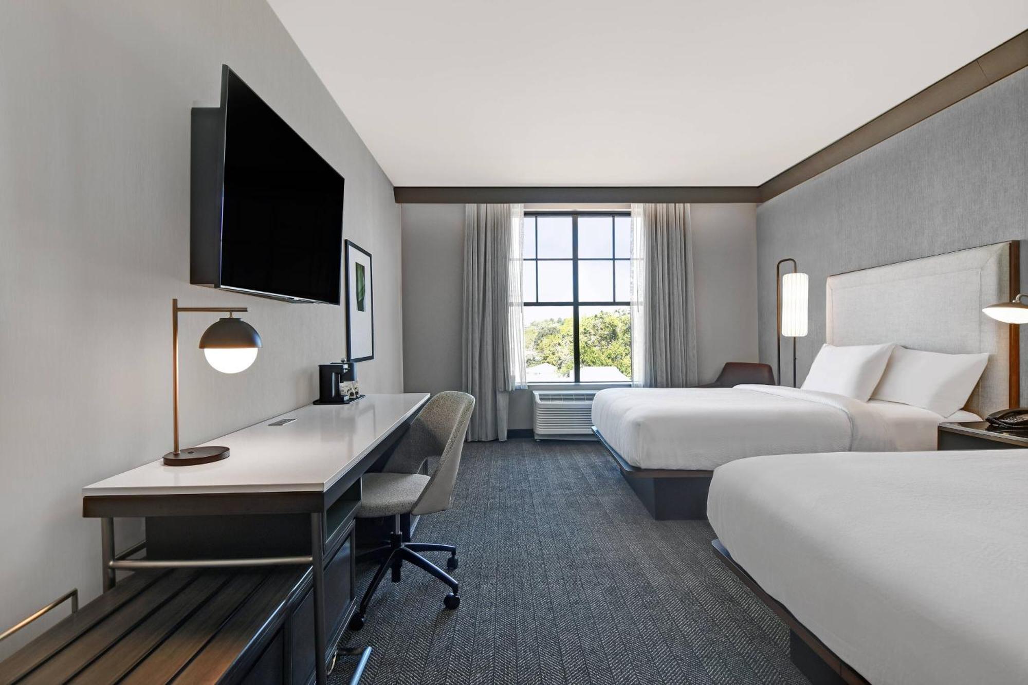 Courtyard By Marriott Manhattan Aggieville Exterior photo