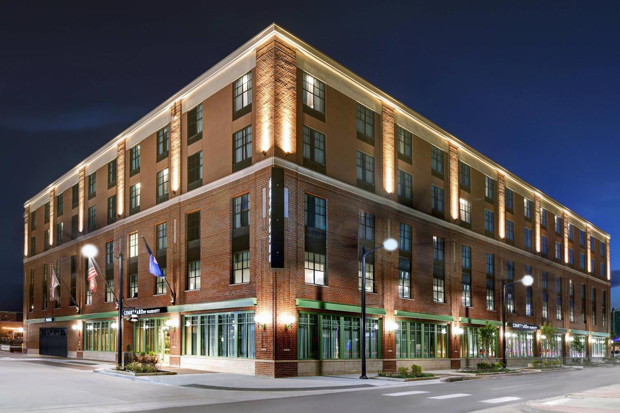 Courtyard By Marriott Manhattan Aggieville Exterior photo