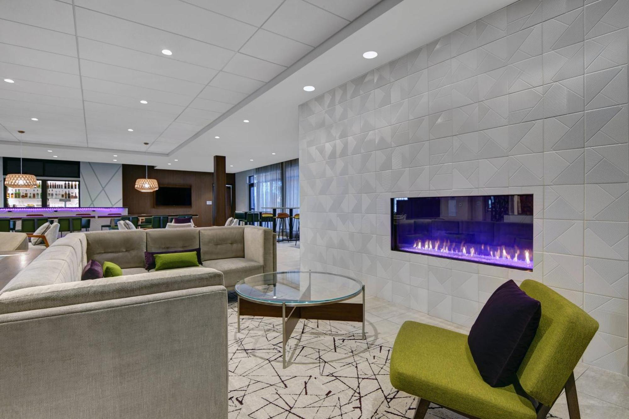 Courtyard By Marriott Manhattan Aggieville Exterior photo